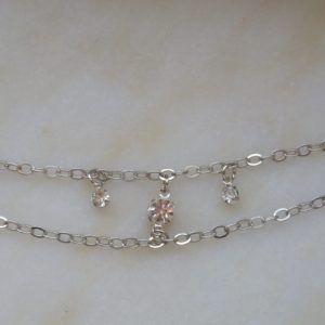 Antiksilverfärgat armband med små strasstenar