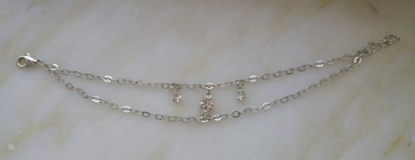 Antiksilverfärgat armband med små strasstenar