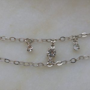 Antiksilverfärgat armband med små strasstenar