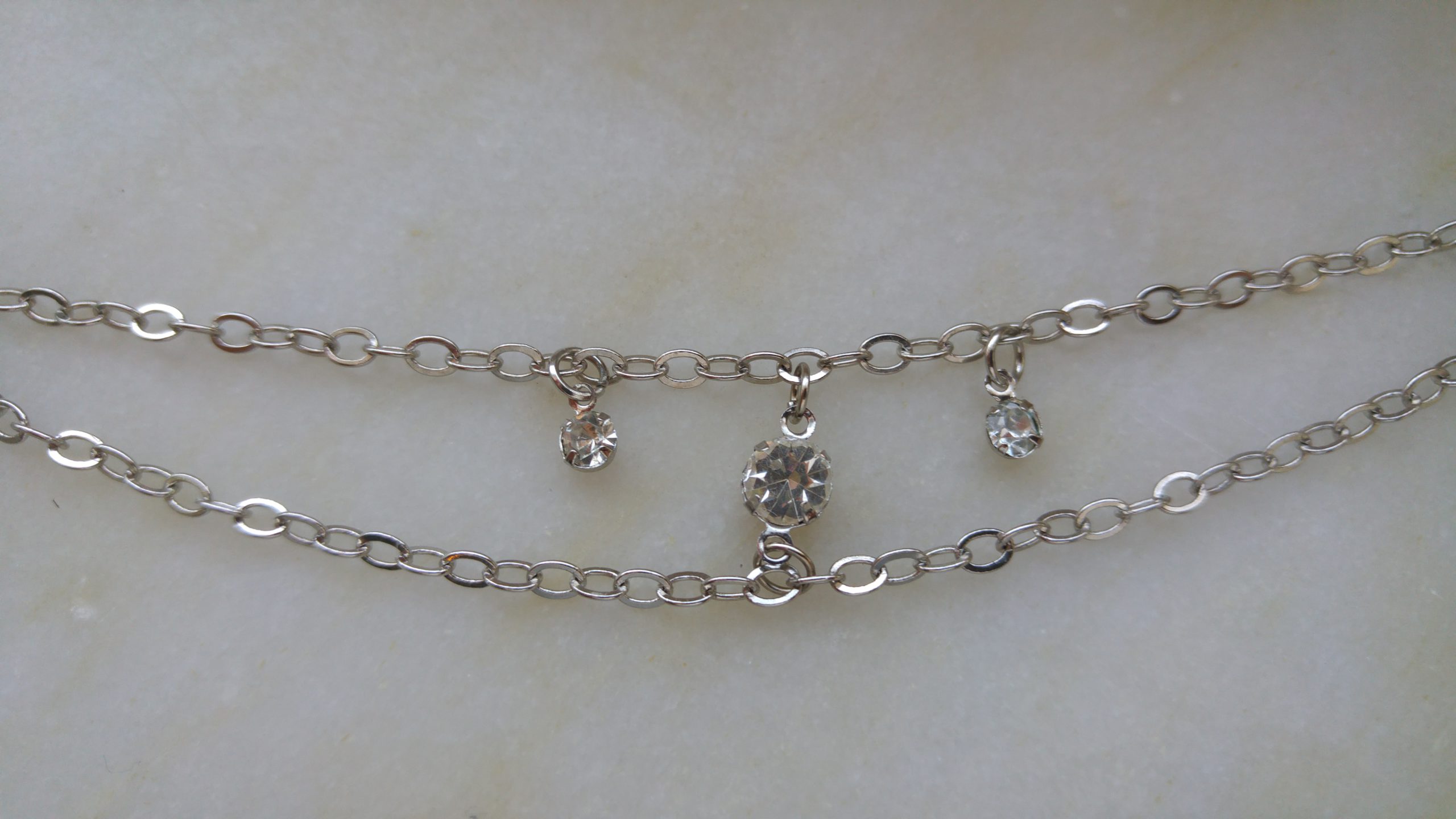 Antiksilverfärgat armband med små strasstenar - Bild 2