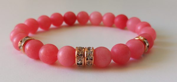 Frostad korallfärgad jade med roséfärgade strassrondeller