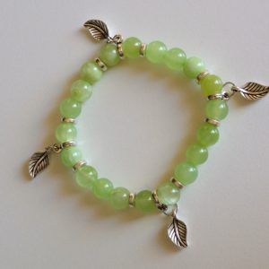 Grönmelerad jade med antiksilverfärgade löv