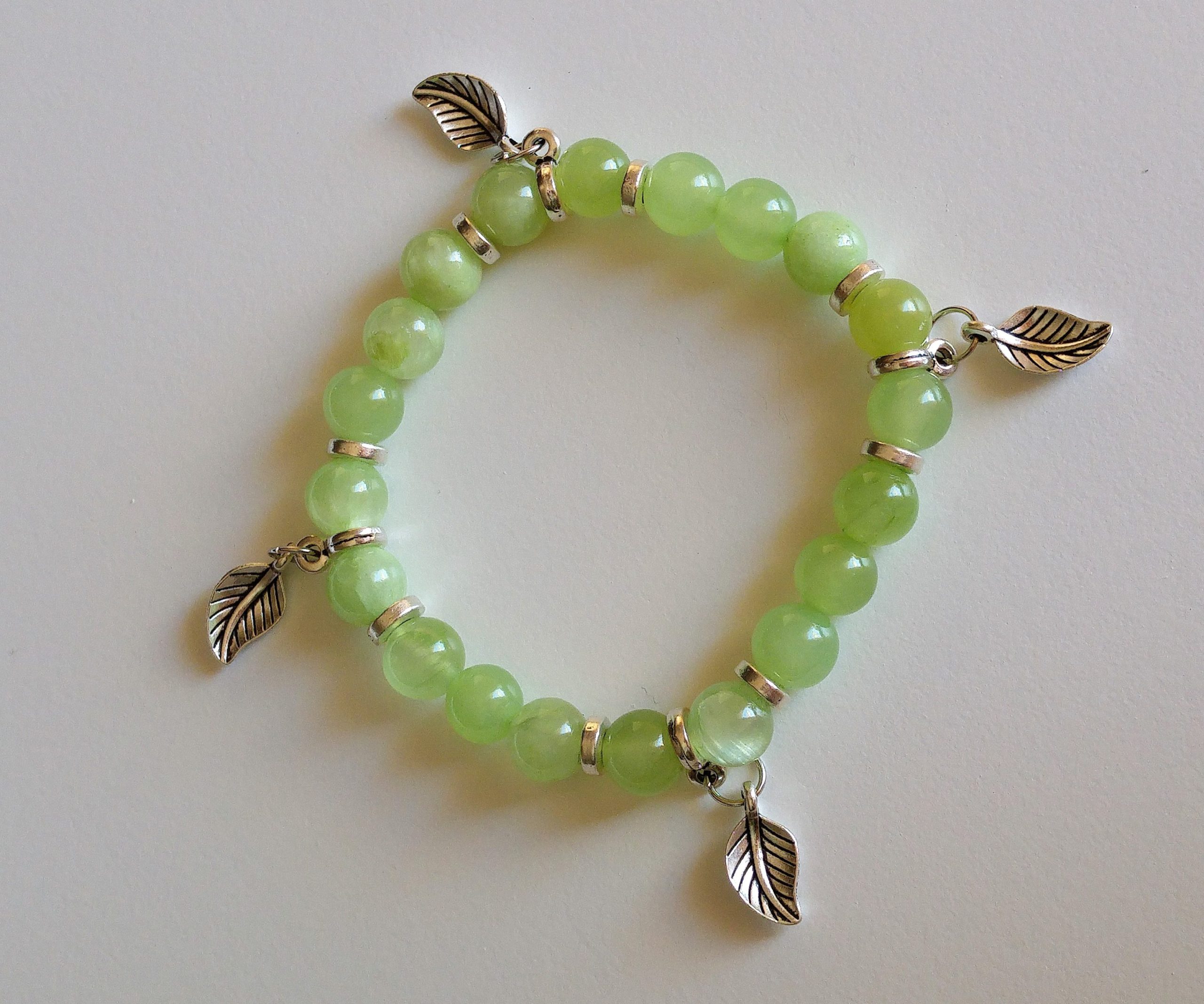Grönmelerad jade med antiksilverfärgade löv - Bild 2