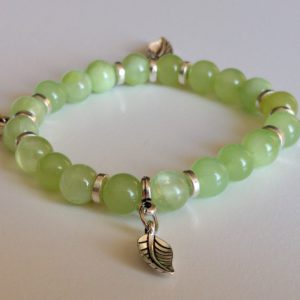 Grönmelerad jade med antiksilverfärgade löv
