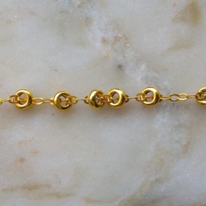 Guldfärgat armband med guldfärgade detaljer
