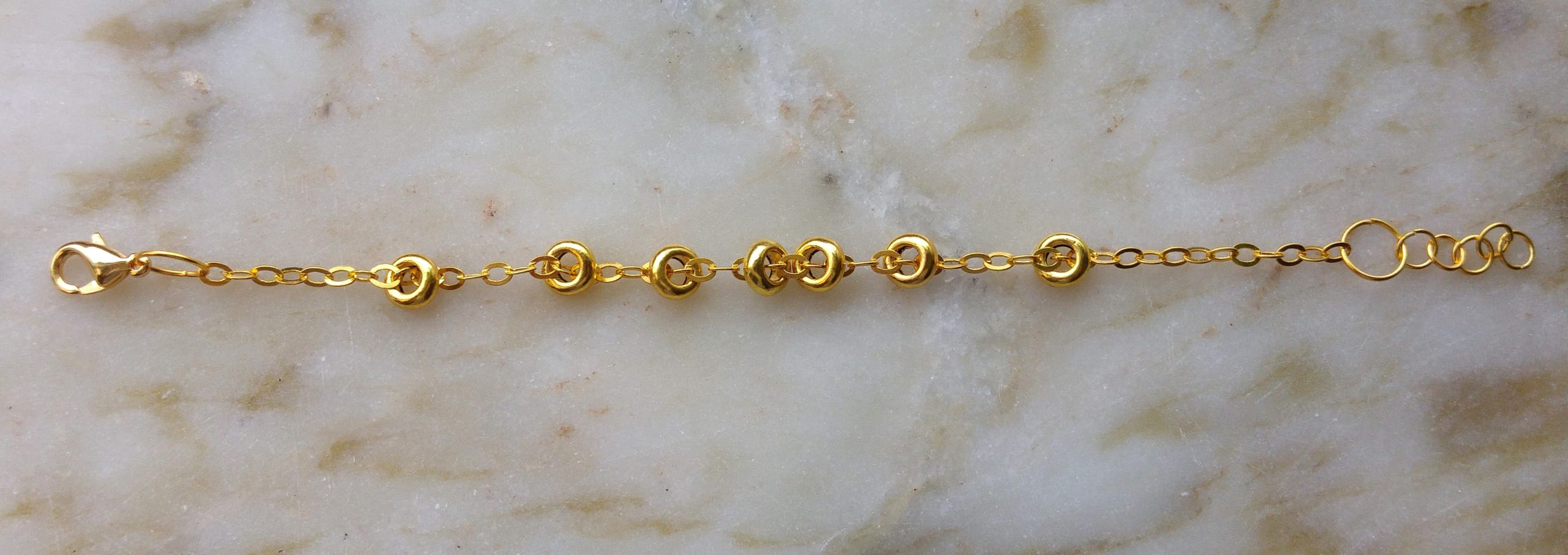 Guldfärgat armband med guldfärgade detaljer - Bild 2