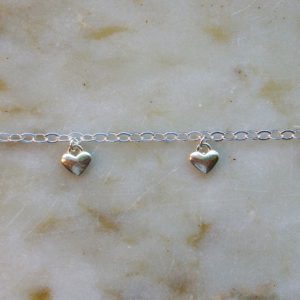 Silverfärgat armband med små hjärtan