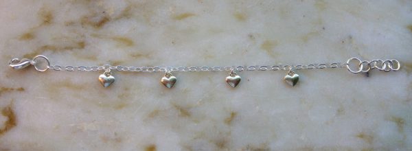 Silverfärgat armband med små hjärtan