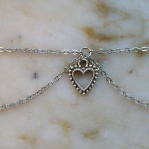 Silverfärgat armband med ett silverfärgat hjärta