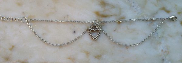 Silverfärgat armband med ett silverfärgat hjärta