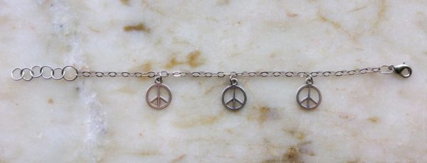 Antiksilverfärgad metallkedja med fredstecken