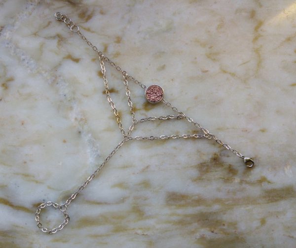 Antiksilverfärgat handsmycke med en druzyconnector i olika färger - Bild 4