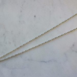 Silverfärgat halsband med en kubisk zirkonia berlock