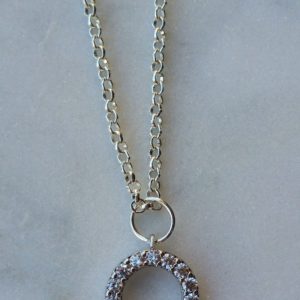 Silverfärgat halsband med en kubisk zirkonia berlock
