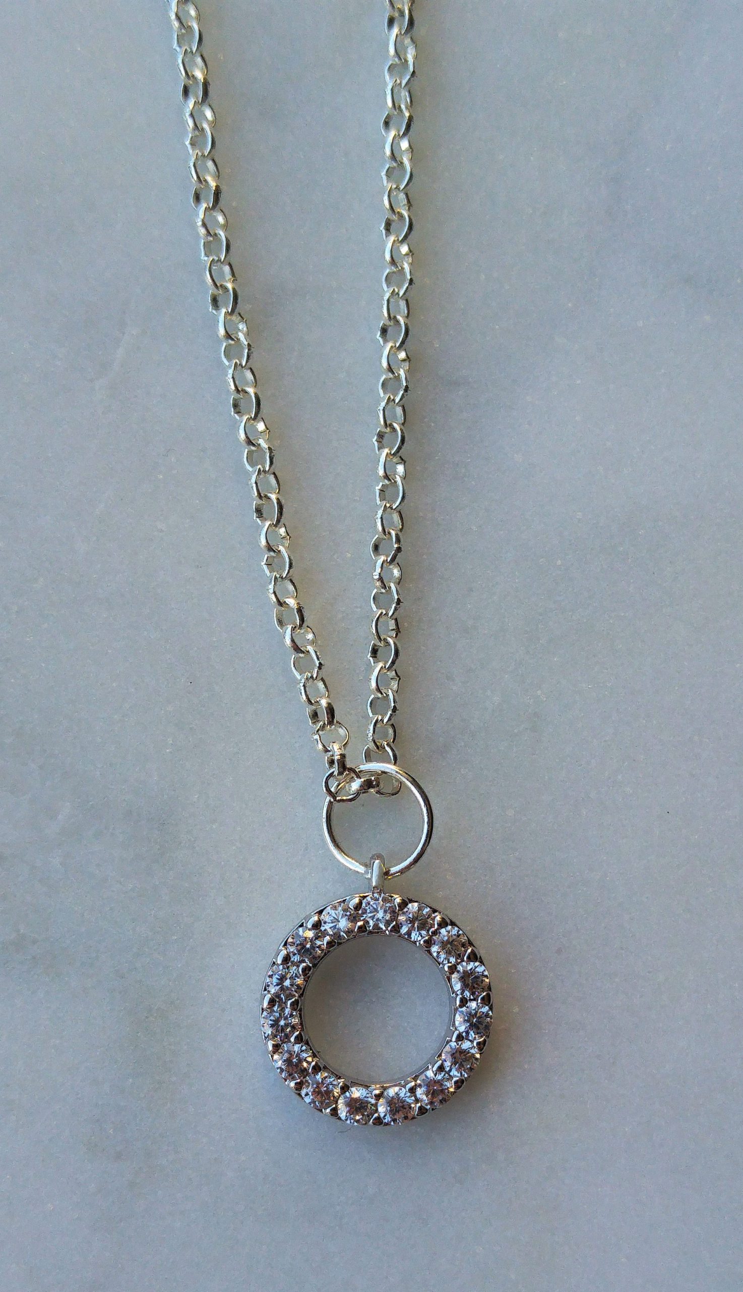 Halsband med silverfärgad metallkedja och en strassberlock (kubisk zirkonia) av hög kvalitet.