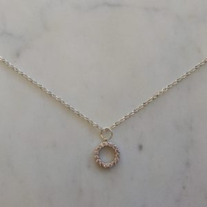 Silverfärgat halsband med en kubisk zirkonia berlock
