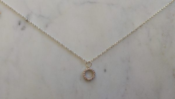 Halsband med silverfärgad metallkedja och en strassberlock (kubisk zirkonia) av hög kvalitet. 