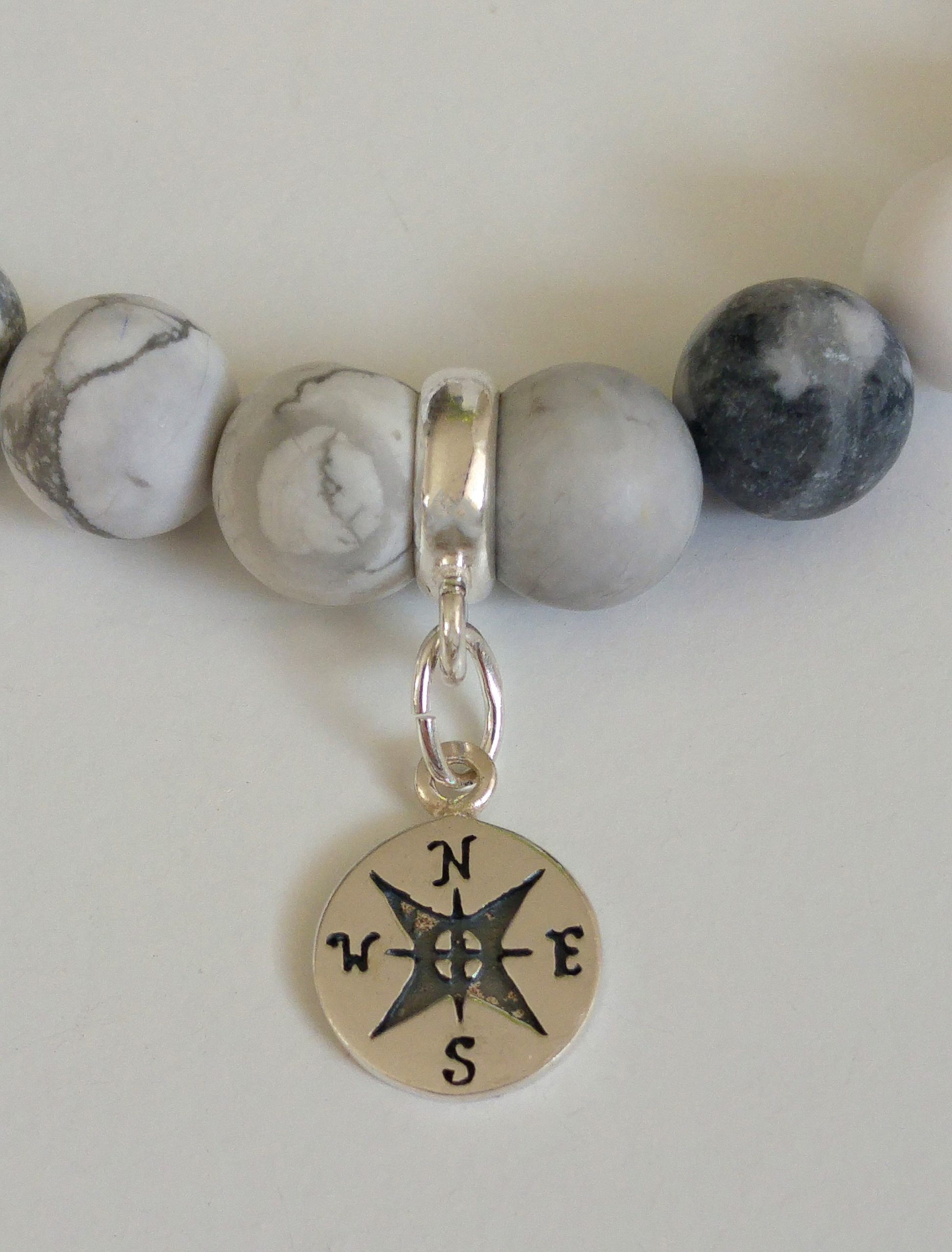 Frostad vit howlit med en berlock i sterlingsilver - Bild 2