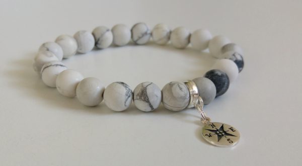 Frostad vit howlit med en berlock i sterlingsilver