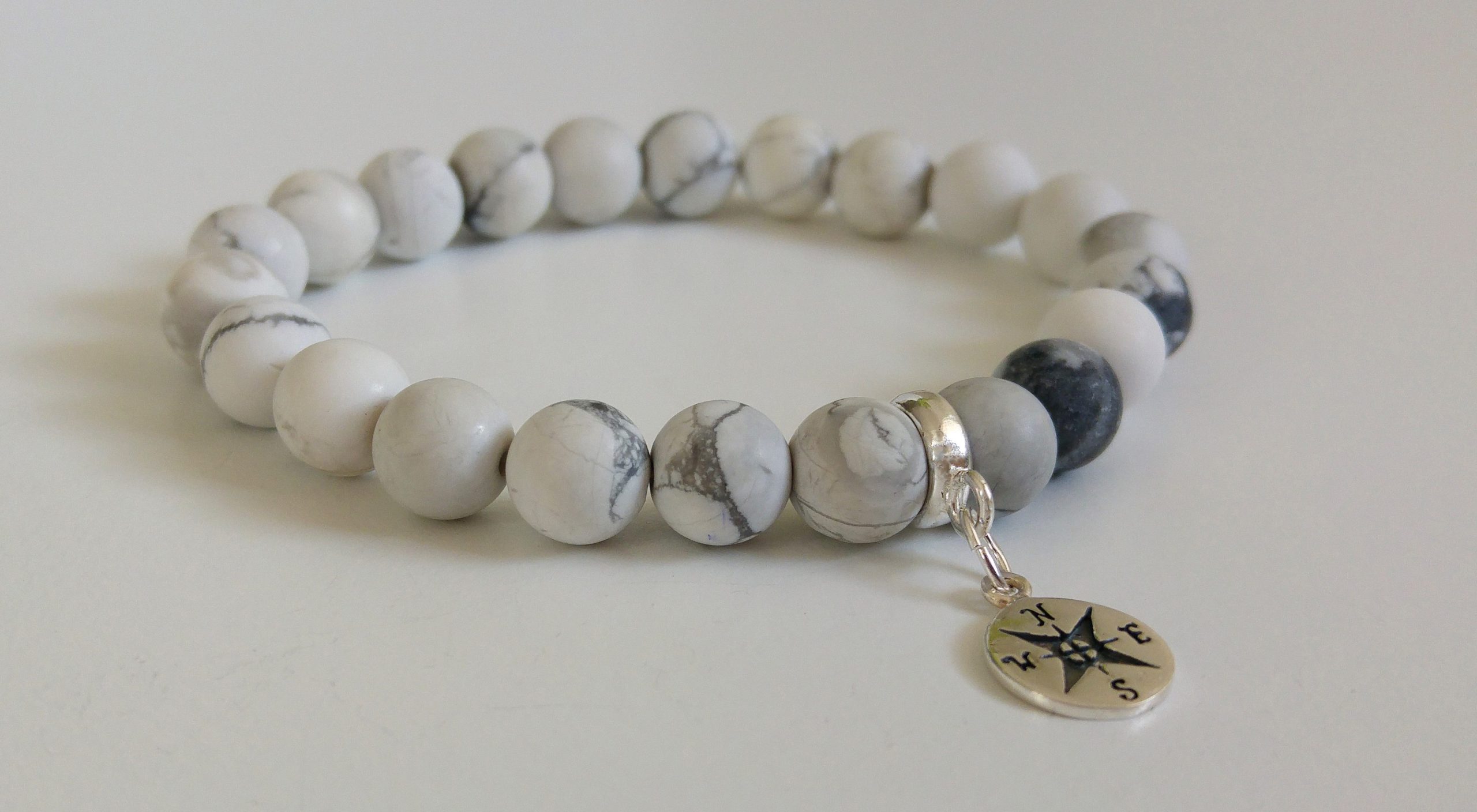 Frostad vit howlit med en berlock i sterlingsilver
