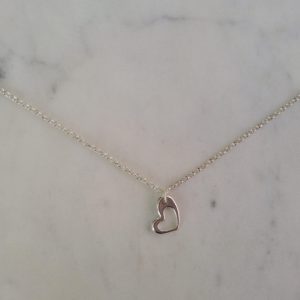 Silverfärgat halsband med ett hjärta