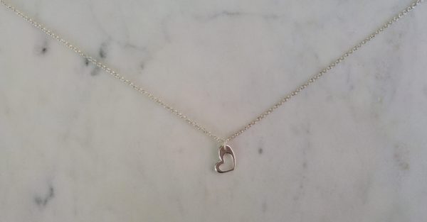 Silverfärgat halsband med ett hjärta