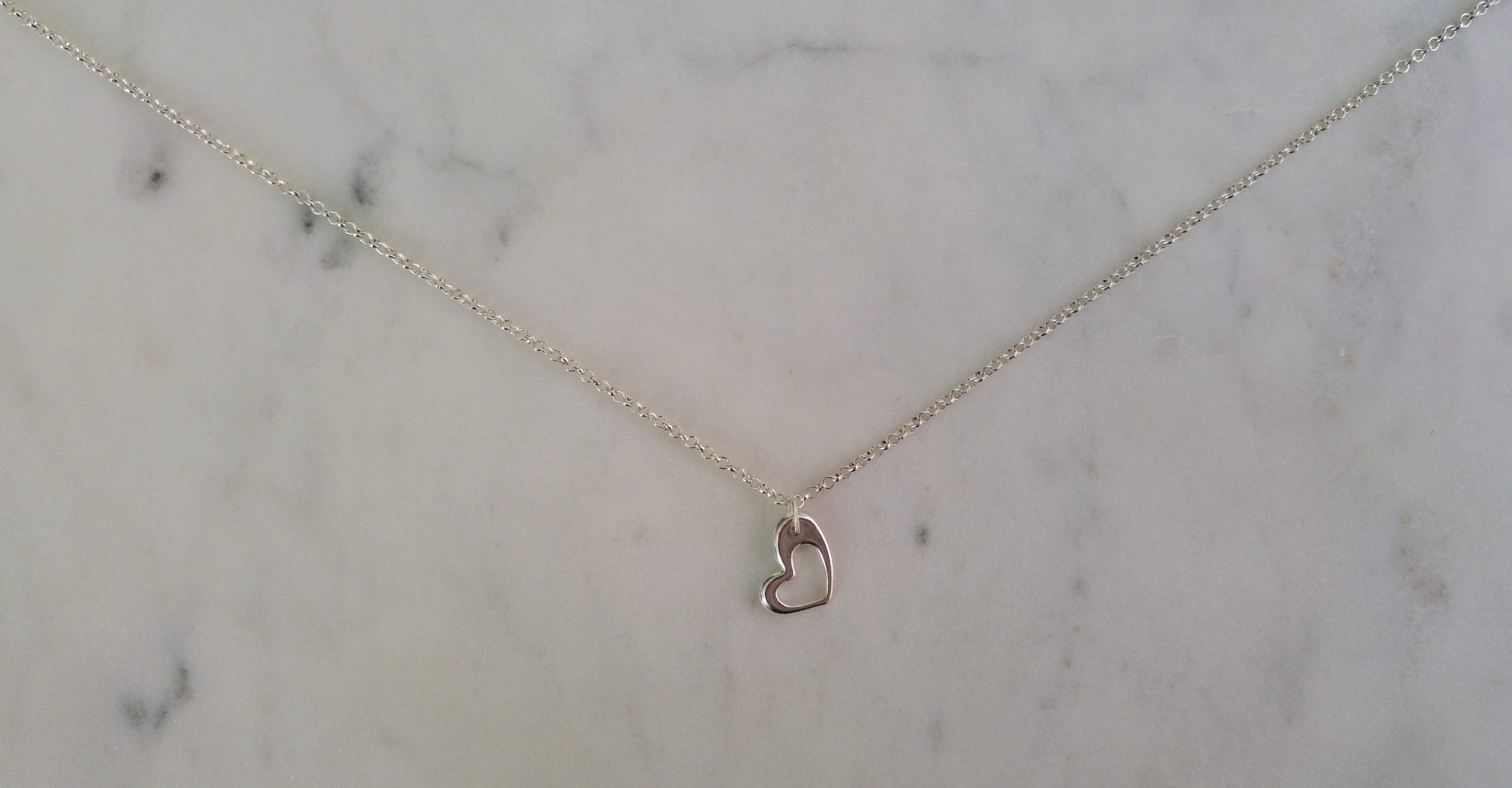 Silverfärgat halsband med ett hjärta