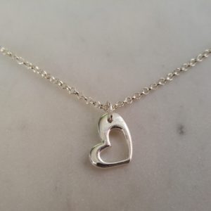 Silverfärgat halsband med ett hjärta