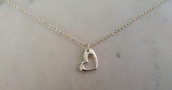 Silverfärgat halsband med ett hjärta - Bild 2