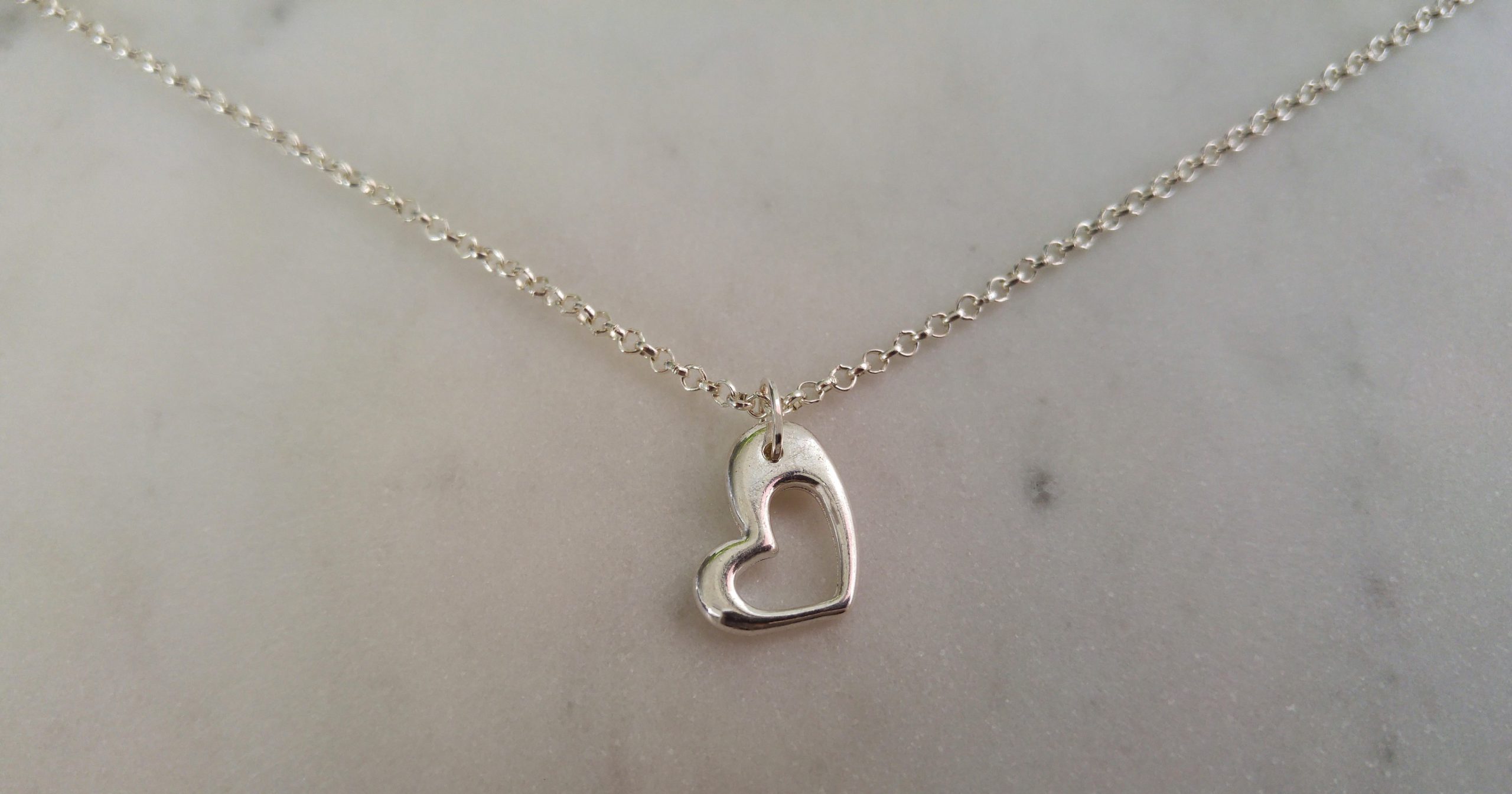 Silverfärgat halsband med ett hjärta - Bild 2
