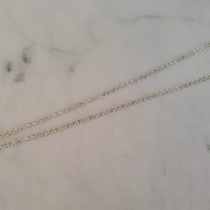 Silverfärgat halsband med ett hjärta