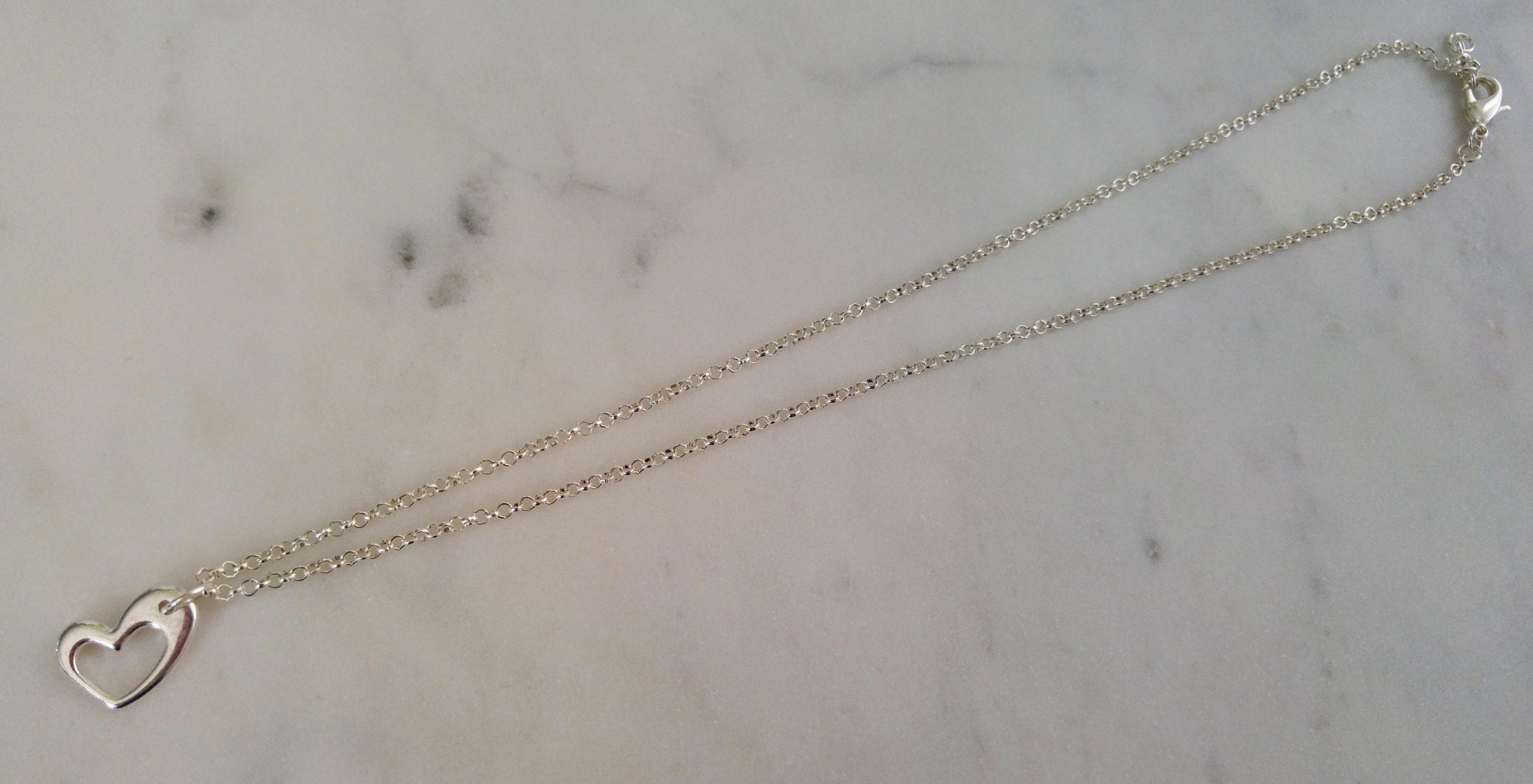 Silverfärgat halsband med ett hjärta - Bild 3