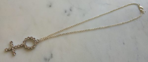 Silverfärgat halsband med en venussymbol i strass - Bild 2