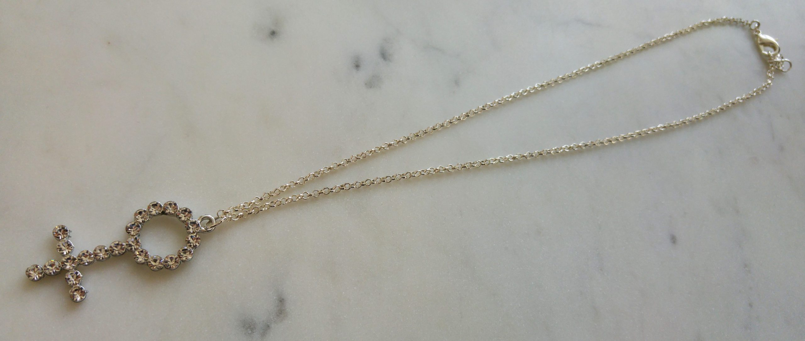 Silverfärgat halsband med en venussymbol i strass - Bild 2