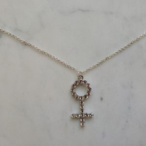 Silverfärgat halsband med en venussymbol i strass
