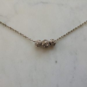 Antiksilverfärgat halsband med tre strasspärlor
