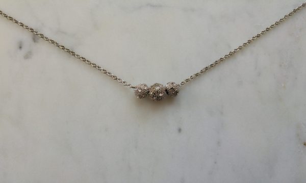 Antiksilverfärgat halsband med tre strasspärlor