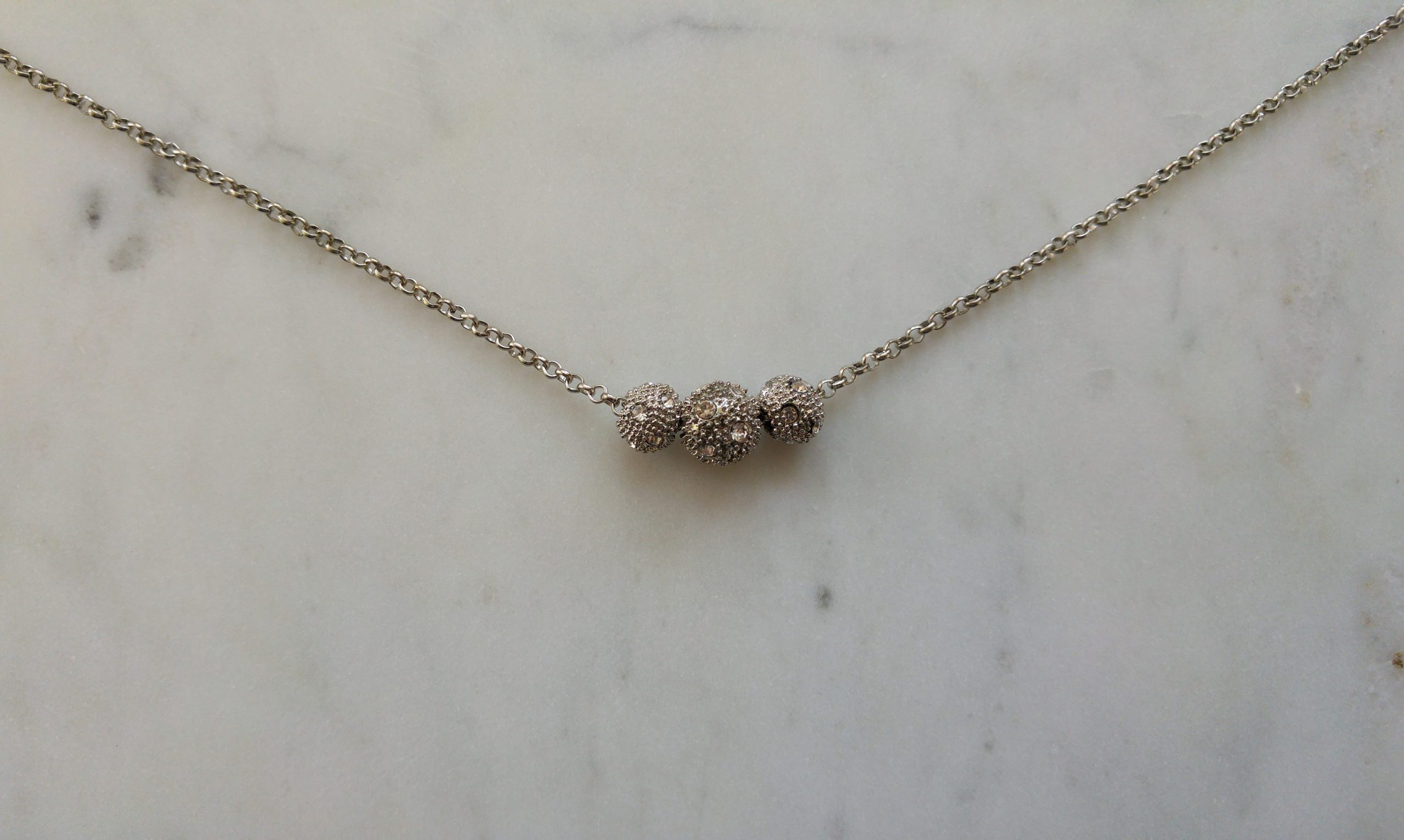 Antiksilverfärgat halsband med tre strasspärlor