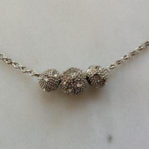 Antiksilverfärgat halsband med tre strasspärlor