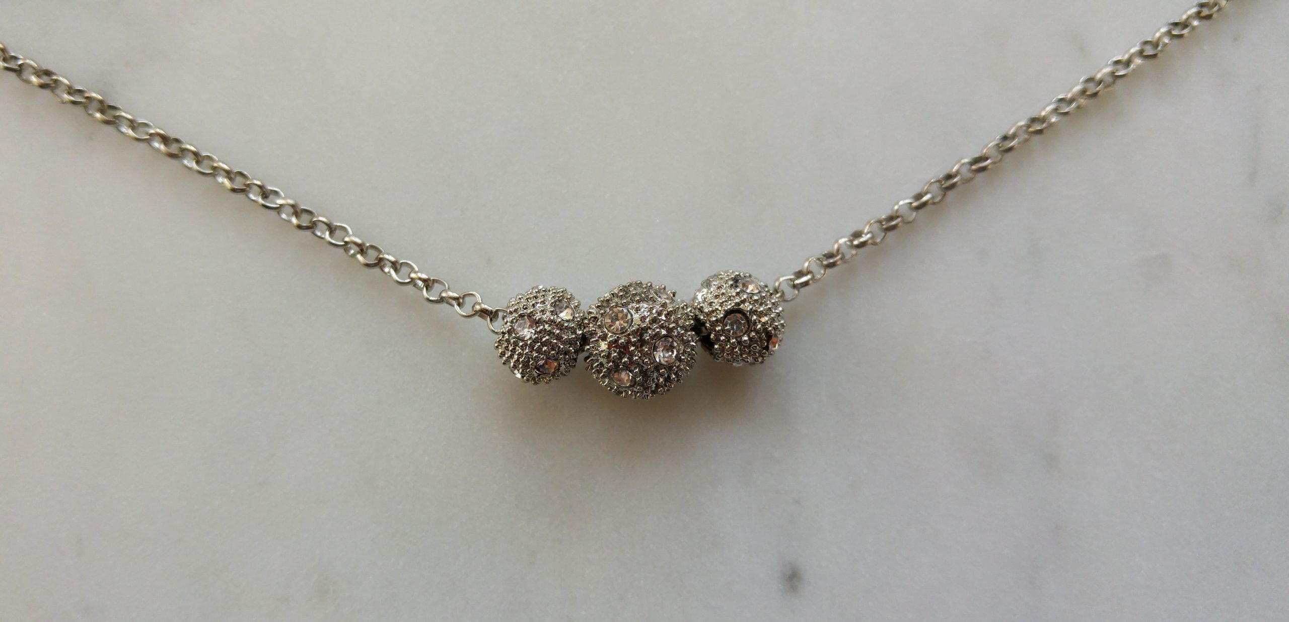 Antiksilverfärgat halsband med tre strasspärlor - Bild 2
