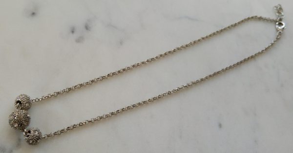 Antiksilverfärgat halsband med tre strasspärlor - Bild 3