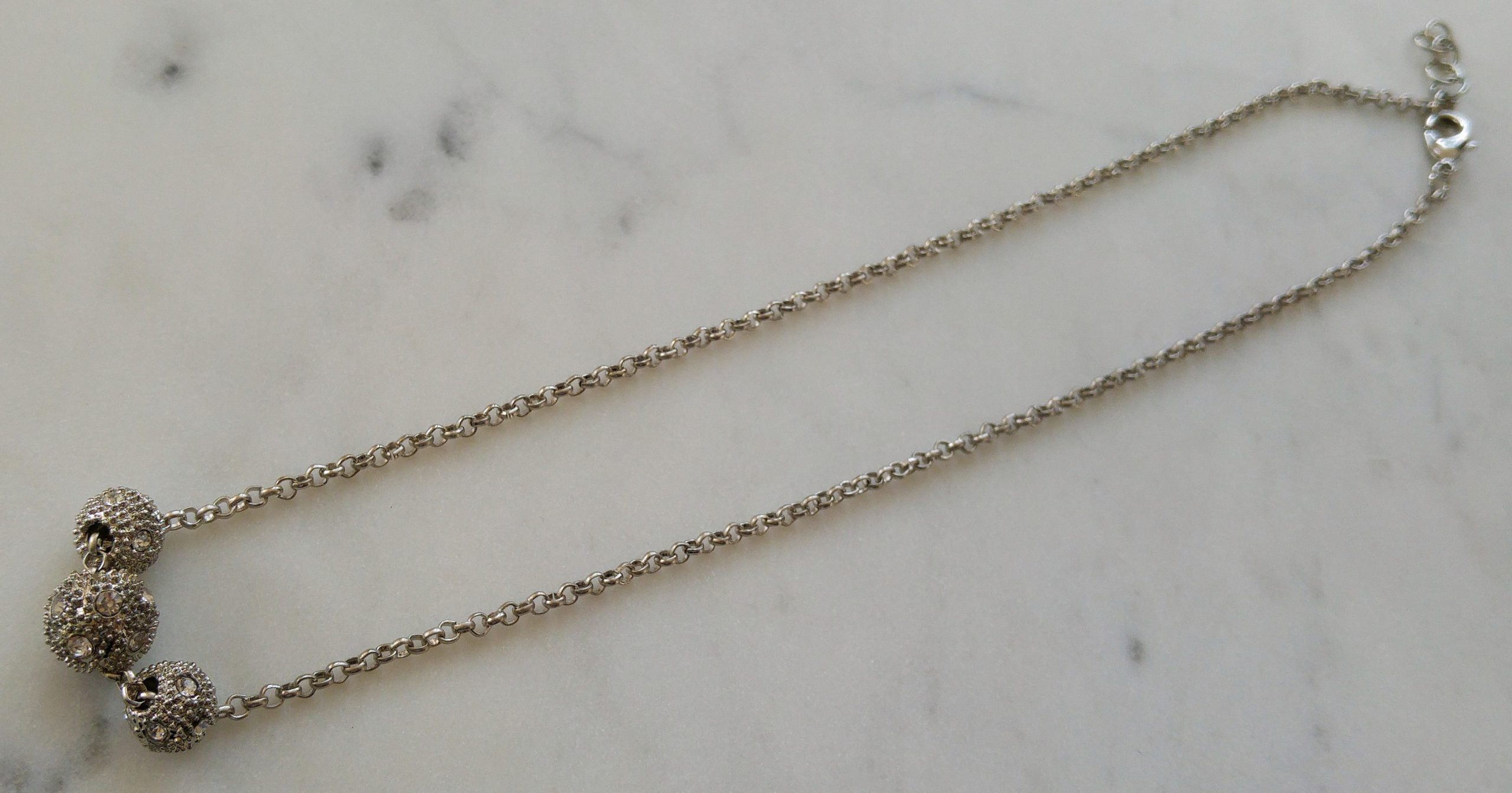 Antiksilverfärgat halsband med tre strasspärlor - Bild 3