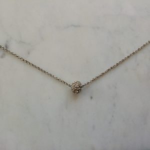 Antikfärgat halsband med en stor strasspärla