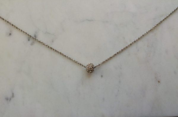 Antikfärgat halsband med en stor strasspärla