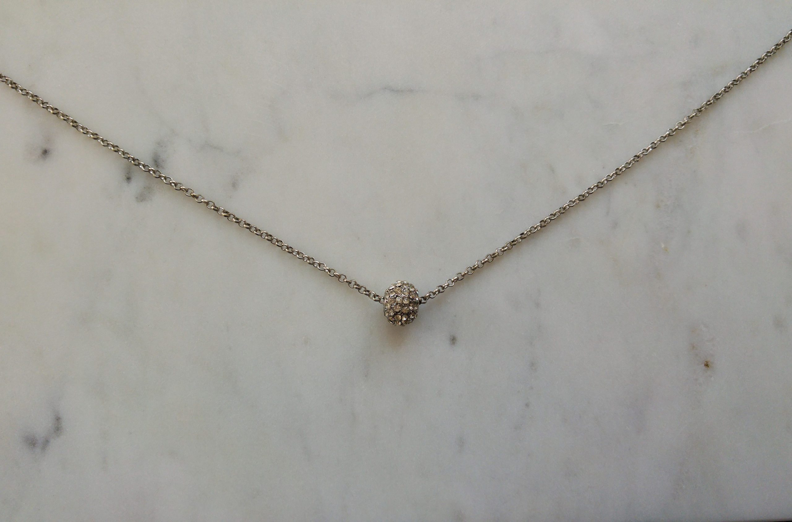 Antikfärgat halsband med en stor strasspärla