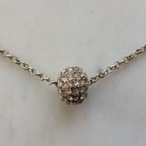 Antikfärgat halsband med en stor strasspärla