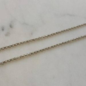 Antikfärgat halsband med en stor strasspärla
