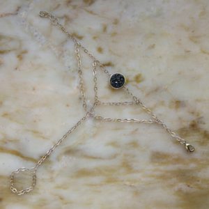 Antiksilverfärgat handsmycke med en druzyconnector i olika färger