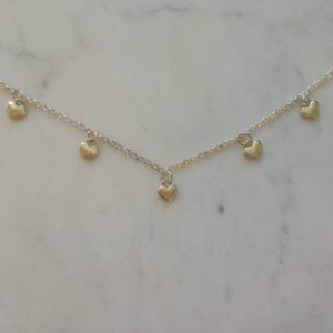 Silverfärgat halsband med små hjärtan