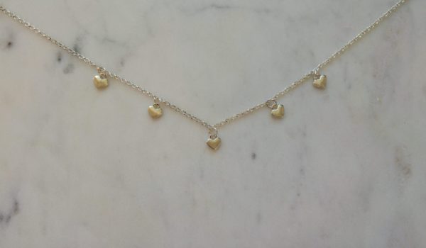Silverfärgat halsband med små hjärtan
